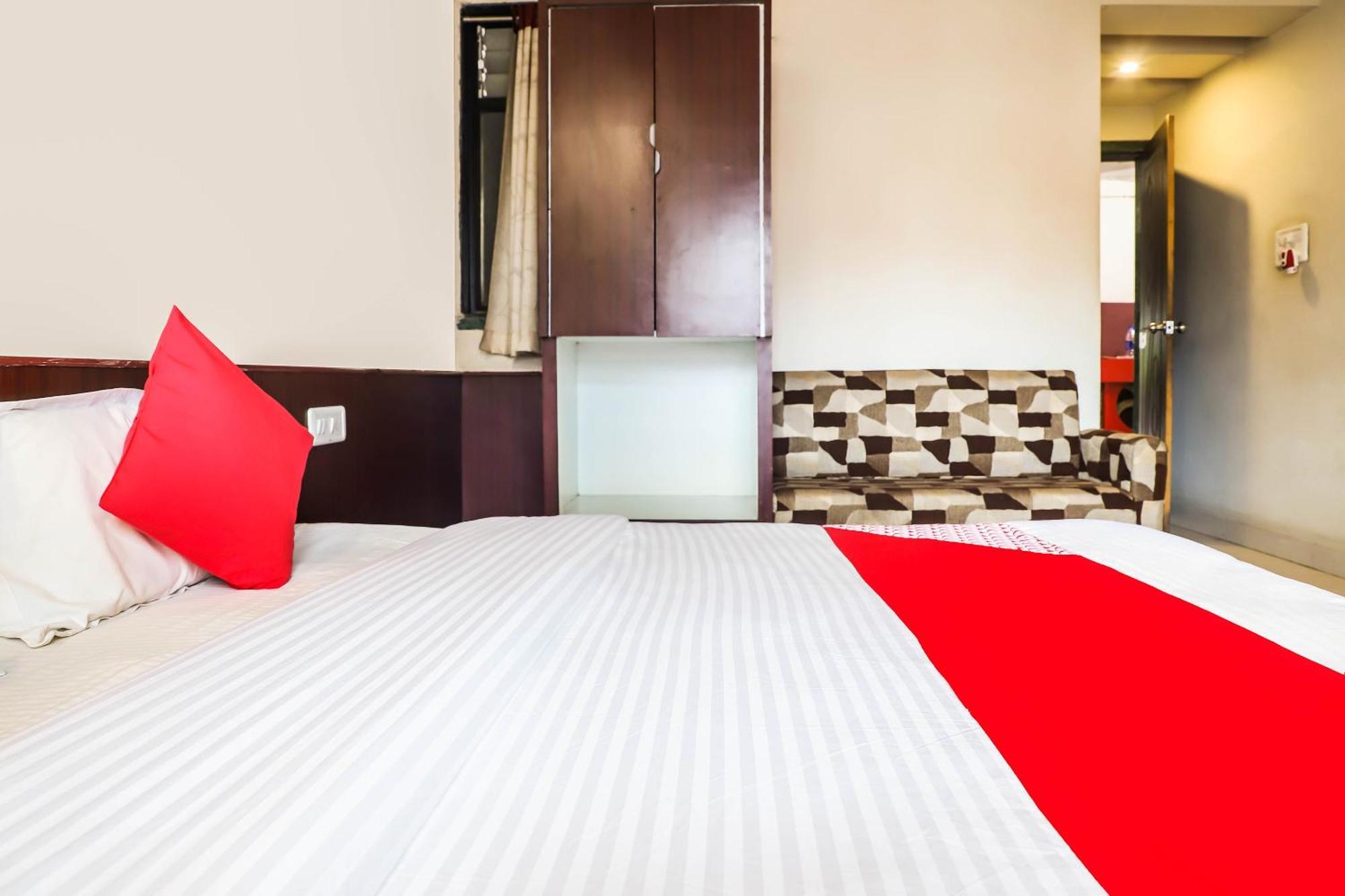Spot On Bagiya Restaurant Hotel Harda Exterior photo