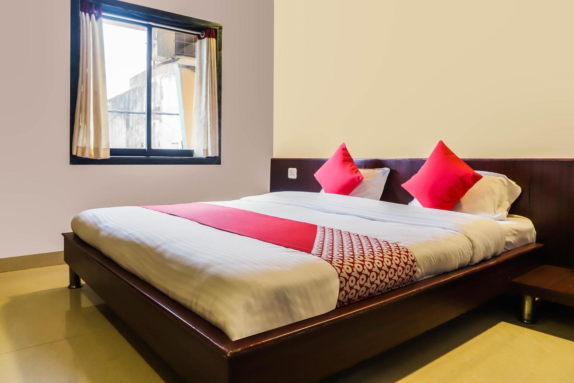 Spot On Bagiya Restaurant Hotel Harda Exterior photo